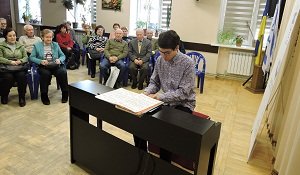 Pianist Jonathan Hanke visiting the ICF «Jewish Hesed «Bnei Azriel»